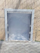 Porte chenil extérieure 3 côtés posée dans un mur crépi de chenil