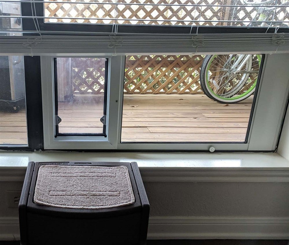 Puerta para mascotas SB Standard en una ventana de guillotina blanca, abertura a la izquierda
